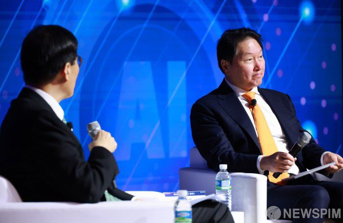 [서울=뉴스핌] 김학선 기자 = 최태원 대한상공회의소 회장이 5일 서울 중구 대한상의 국제회의장에서 열린 제4회 BOK-KCCI 세미나에서 이창용 한국은행 총재와 특별대담을 하고 있다. 2025.12.05 yooksa@newspim.com