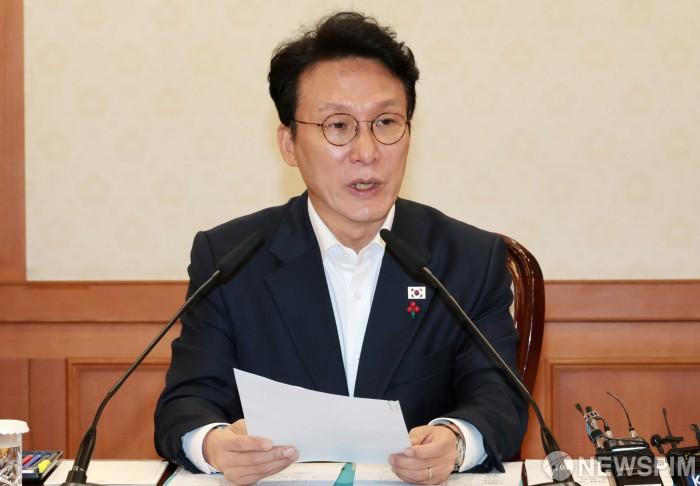 [서울=뉴스핌] 이길동 기자 = 김민석 국무총리가 3일 서울 종로구 정부서울청사에서 열린 노동안전 현안 점검회의를 주재하며 모두 발언을 하고  있다. 2025.12.03. gdlee@newspim.com