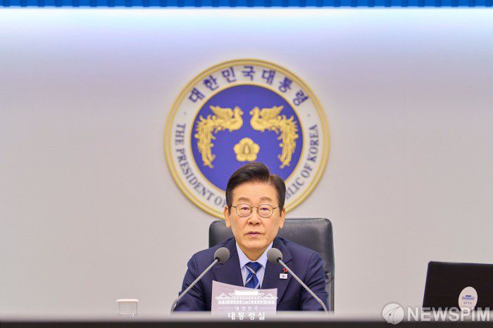 [서울=뉴스핌] 이재명 대통령이 5일 서울 용산구 대통령실에서 열린 제17차 수석·보좌관 회의에서 모두발언을 하고 있다. [사진=대통령실] 2025.12.04 photo@newspim.com