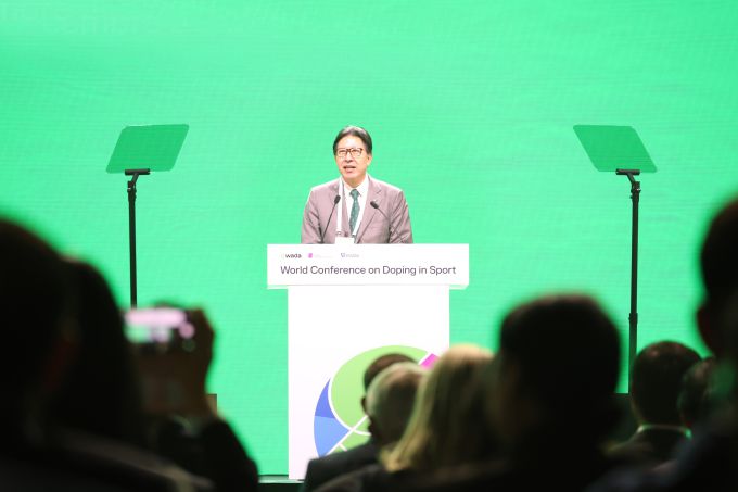 박형준 부산시장이 지난 2일 부산 벡스코(BEXCO)에서 열린 '세계도핑방지기구 총회' 개회식에서 인사말을 하고 있다. [사진=부산시] 2025.12.05