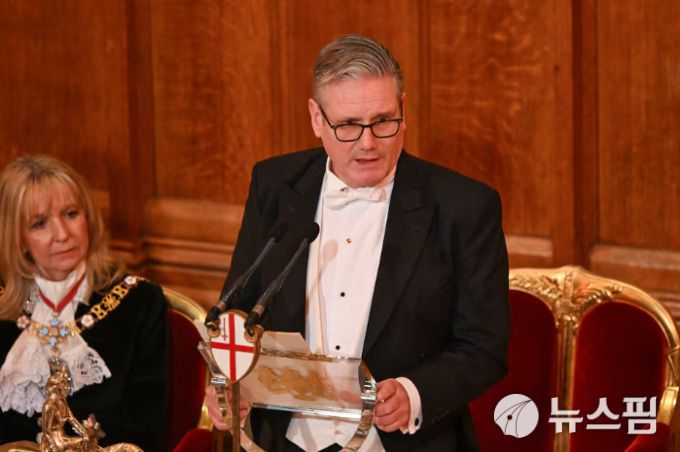 키어 스타머 영국 총리가 지난 1일(현지 시간) 런던 길드홀에서 열린 연례 '런던금융시장 만찬'에서 연설하고 있다. [사진=로이터 뉴스핌]