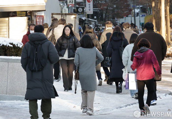 [서울=뉴스핌] 양윤모 기자 = 밤사이 내린 폭설과 한파로 도로 곳곳이 얼어붙은 5일 오전 서울 종로구 광화문에서 시민들이 출근을 하고 있다. 2025.12.05  yym58@newspim.com