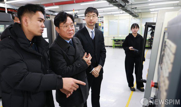 [서울=뉴스핌] 김영훈 고용노동부 장관이 5일 경기 안양시 소재 대림대학교에서 외국인 유학생 직업능력 개발 훈련 현장을 둘러보고 있다. [사진=고용노동부] 2025.12.05 photo@newspim.com