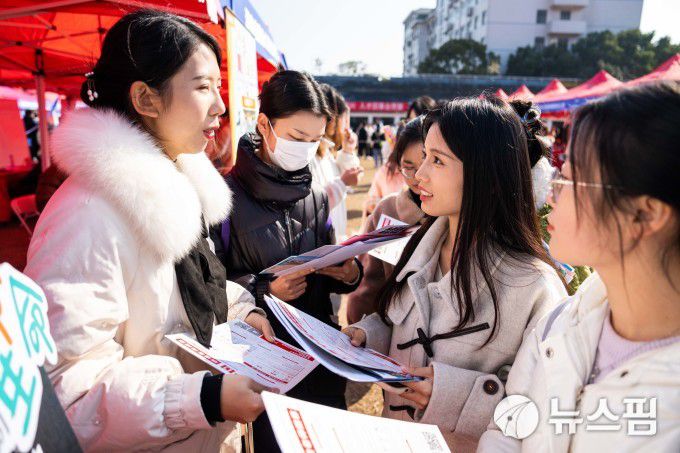 중국 후난성의 한 취업박람회장에서 졸업을 앞둔 여대들생이 설명을 듣고 있다. [신화사=뉴스핌 특약]