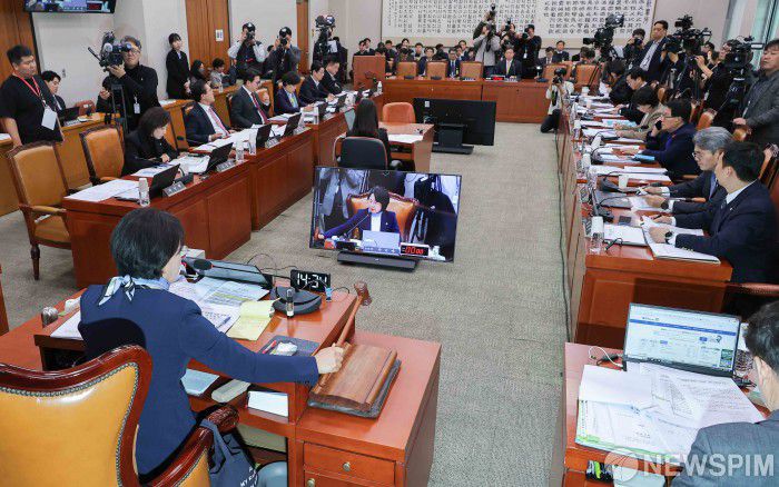 [서울=뉴스핌] 윤창빈 기자 = 추미애 국회 법제사법위원장이 26일 서울 여의도 국회에서 열린 법제사법위원회 전체회의에서 의사봉을 두드리고 있다. 2025.11.26 pangbin@newspim.com