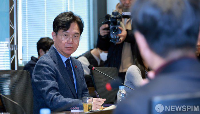 [서울=뉴스핌] 김영훈 고용노동부 장관이 5일 경기 안양시 소재 대림대학교에서 열린 ‘외국인 직업능력개발 지원방안 간담회’에 자리하고 있다. [사진=고용노동부] 2025.12.05 photo@newspim.com