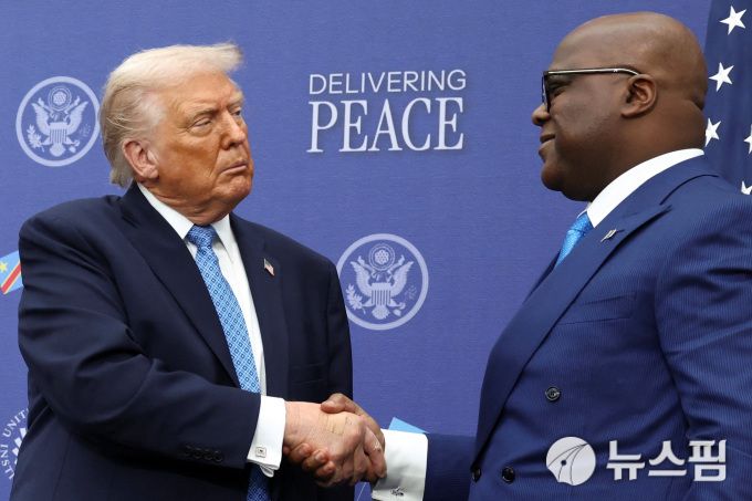 2025년 12월 4일, 미국 워싱턴 D.C.의 미국 평화 연구소에서 열린 서명식에서 도널드 트럼프 미국 대통령이 펠릭스 치세케디 콩고민주공화국 대통령과 악수하고 있다. [사진=로이터 뉴스핌] 박정우 특파원 =  2025.12.05 dczoomin@newspim.com