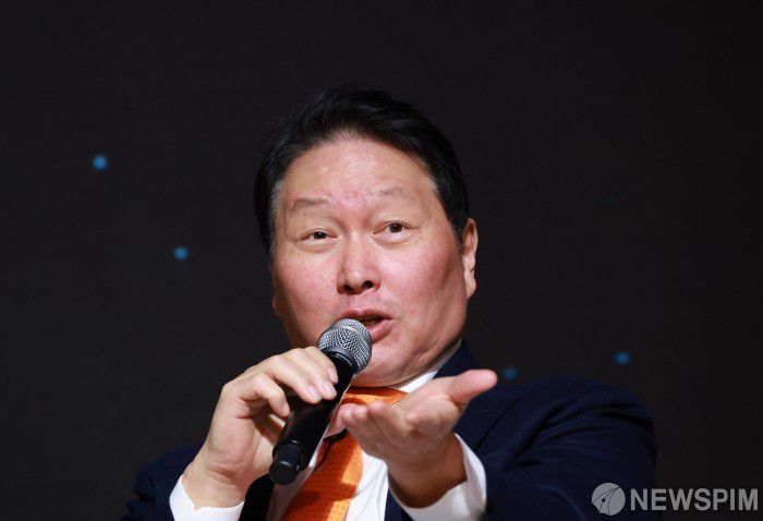 [서울=뉴스핌] 김학선 기자 = 최태원 대한상공회의소 회장이 5일 서울 중구 대한상의 국제회의장에서 열린 제4회 BOK-KCCI 세미나에서 이창용 한국은행 총재와 AI 관련 특별대담을 하고 있다. 2025.12.05 yooksa@newspim.com