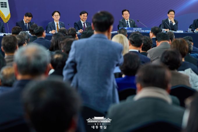 이재명 대통령이 5일 충남 천안시 한국기술교육대학교에서 열린 '충남의 마음을 듣다' 타운홀 미팅을 주재한 가운데 참석자 질문을 듣고 있다. [사진=대통령실]