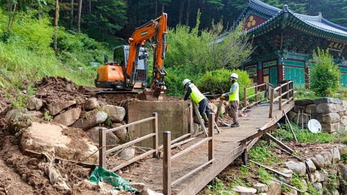 지난 7월 집중호우 시 집수구를 막은 토사를 굴삭기가 퍼내고 있다. [사진=창녕군] 2025.12.05
