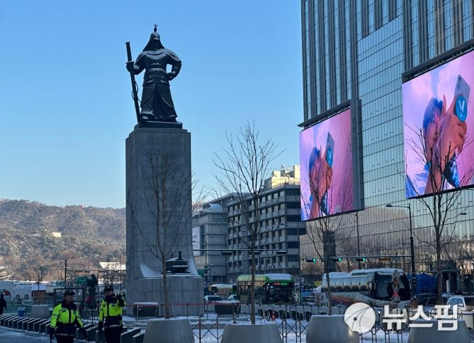 전날 많은 눈이 내린 5일 출근길. 서울 5호선 광화문역 이순신 장군 동상에 전날 내린 눈이 쌓여있다. [사진= 정승원 기자]