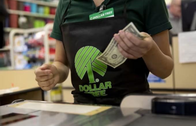 1달러를 들고 있는 달러트리 계산원 [사진 = 블룸버그]