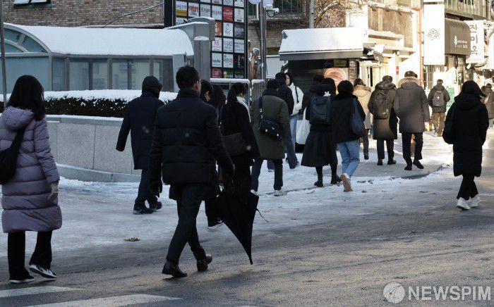 [서울=뉴스핌] 양윤모 기자 = 밤사이 내린 폭설과 한파로 도로 곳곳이 얼어붙은 5일 오전 서울 종로구 광화문에서 시민들이 출근을 하고 있다. 2025.12.05  yym58@newspim.com