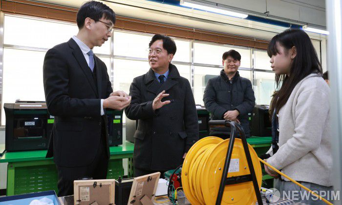[서울=뉴스핌] 김영훈 고용노동부 장관이 5일 경기 안양시 소재 대림대학교에서 외국인 유학생 직업능력 개발 훈련 현장을 둘러보고 있다. [사진=고용노동부] 2025.12.05 photo@newspim.com