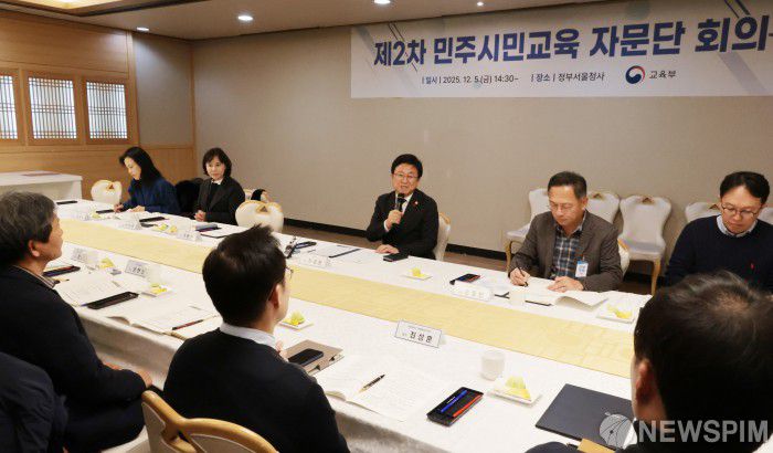 [서울=뉴스핌] 이길동 기자 = 최교진 교육부 장관이 5일 서울 종로구 정부서울청사에서 열린 제2차 민주시민교육 자문단 회의를 주재하며 모두 발언을 하고  있다. 2025.12.05 gdlee@newspim.com