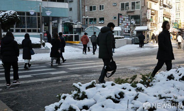 [서울=뉴스핌] 양윤모 기자 = 밤사이 내린 폭설과 한파로 도로 곳곳이 얼어붙은 5일 오전 서울 종로구 광화문에서 시민들이 출근을 하고 있다. 2025.12.05  yym58@newspim.com