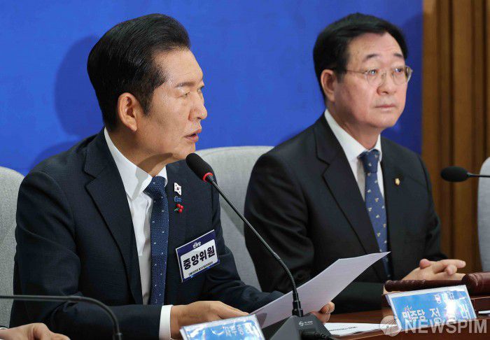 [서울=뉴스핌] 윤창빈 기자 = 정청래 더불어민주당 대표가 5일 서울 여의도 국회에서 열린 제3차 중앙위원회의에서 모두발언을 하고 있다. 2025.12.05 pangbin@newspim.com