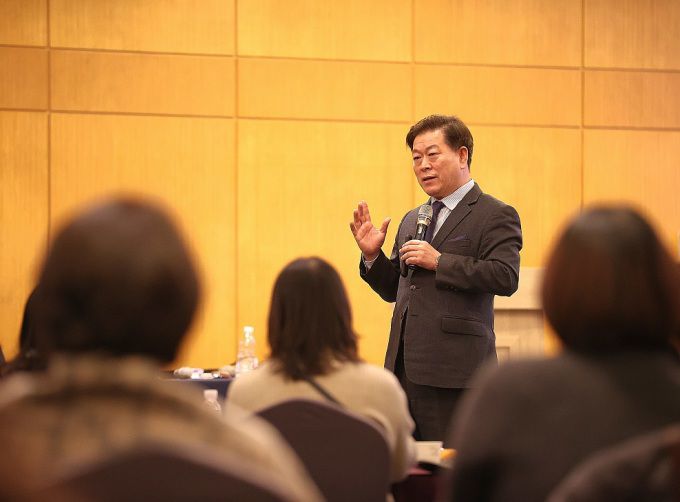 박승원 광명시장이 4일 오후 제주도 켄싱턴 리조트에서 열린 '2025 대한민국 ESG정원정책포럼-공무원 혁신 리더십 과정'에 참석해 '탄소중립으로 지속가능한 도시전환'을 주제로 한 특별강연을 하고 있다. [사진=광명시]