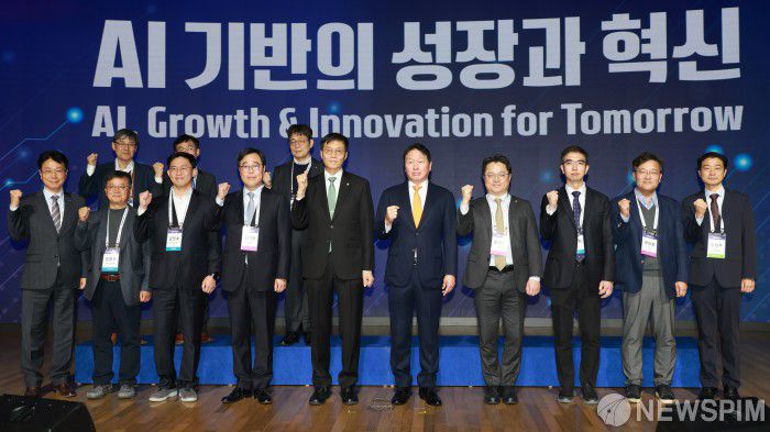 [서울=뉴스핌] 김학선 기자 = 이창용 한국은행 총재와 최태원 대한상공회의소 회장을 비롯한 참석자들이 5일 서울 중구 대한상의 국제회의장에서 열린 제4회 BOK-KCCI 세미나에서 기념촬영을 하고 있다. 2025.12.05 yooksa@newspim.com