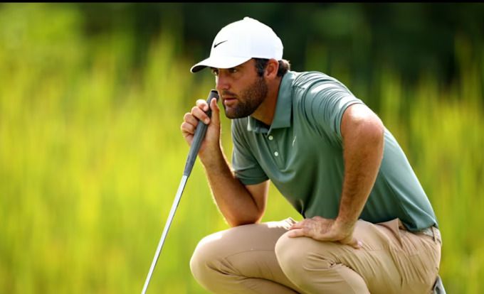 [서울=뉴스핌] 장환수 스포츠전문기자= 스코티 셰플러가 5일 히어로 월드 챌린지 1라운드에서 그린 경사를 살피고 있다. [사진=PGA] 2025.12.05 zangpabo@newspim.com