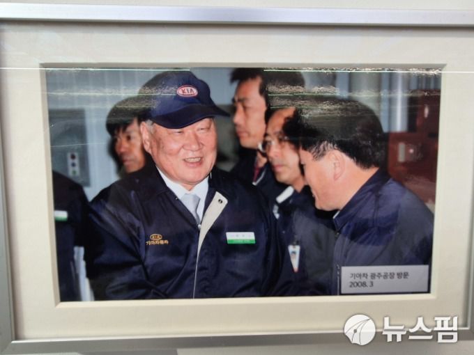 [용인=뉴스핌] 김승현 기자 = 정몽구 현대차그룹 명예회장의 현장 경영 모습을 담은 사진 2025.12.05 kimsh@newspim.com