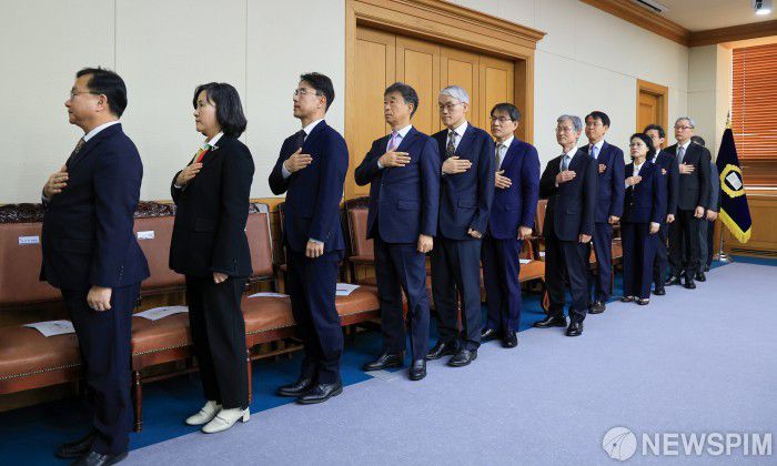 [서울=뉴스핌] 최지환 기자 = 5일 오후 서울 서초구 대법원에서 열린 전국법원장회의에 조희대 대법원장(가운데), 노태악 중앙선거관리위원장, 천대엽 법원행정처장 및 대법관들이 국민의례를 하고 있다. 2025.12.05 choipix16@newspim.com