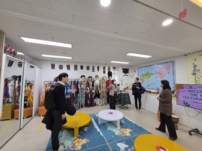 요미우리 기자단이 2일 안산시외국인주민지원본부를 방문해 세계문화체험관을 둘러보고 있다. [사진=안산시]