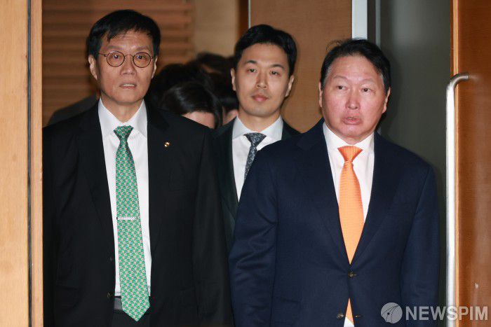 [서울=뉴스핌] 김학선 기자 = 이창용 한국은행 총재와 최태원 대한상공회의소 회장이 5일 서울 중구 대한상의 국제회의장에서 열린 제4회 BOK-KCCI 세미나에 참석하고 있다. 2025.12.05 yooksa@newspim.com