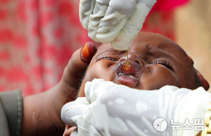 지난 6월 25일 소말리아 바이도아에서 세이브더칠드런 소속 한 간호사가 소말리아 아동에게 예방접종을 실시하고 있다.[사진=로이터 뉴스핌] 2025.12.05 mj72284@newspim.com