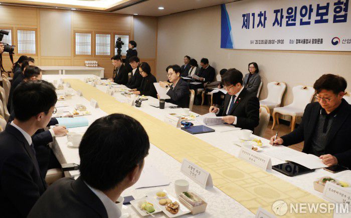 [서울=뉴스핌] 이길동 기자 = 김정관 산업통상부 장관이 5일 서울 종로구 정부서울청사에서 열린 제1차 자원안보협의회 회의를 주재하며 모두 발언을 하고  있다. 2025.12.05 gdlee@newspim.com