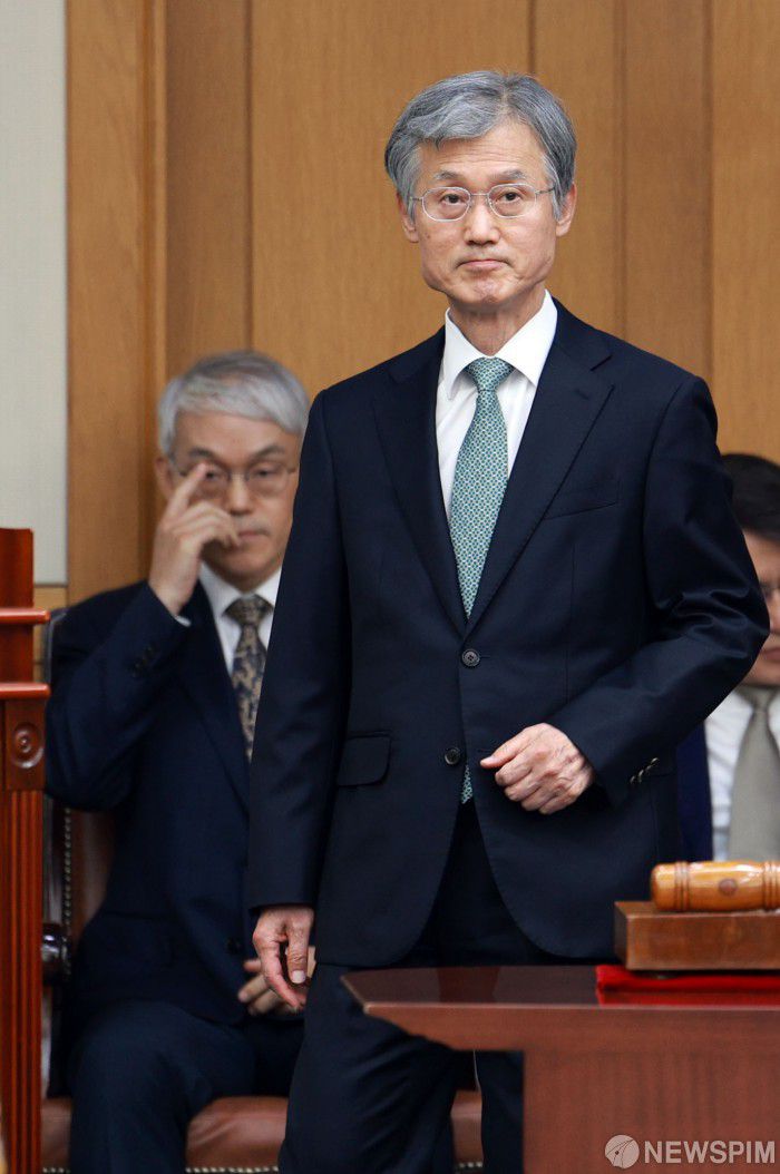 [서울=뉴스핌] 최지환 기자 = 조희대 대법원장이 5일 오후 서울 서초구 대법원에서 열린 전국법원장회의에서 인사말을 위해 이동하고 있다. 2025.12.05 choipix16@newspim.com