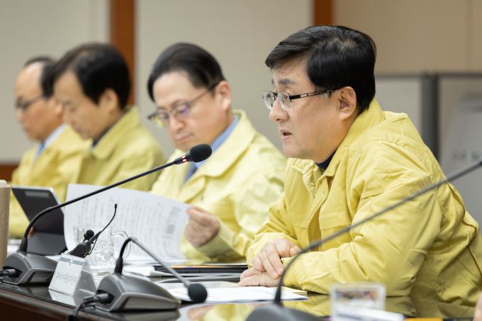 김성환 기후에너지환경부 장관(오른쪽)이 5일 오후 서울 영등포구에 위치한 한국전력공사 남서울본부에서 열린 전력수급 대책회의에서 '겨울철 전력수급 전망 및 대책'을 발표하고 현안을 논의하고 있다. [사진=기후에너지환경부] 2025.12.05 dream@newspim.com