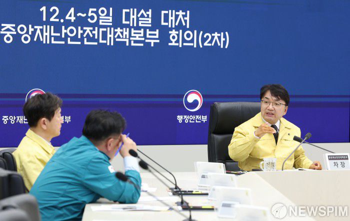 [서울=뉴스핌] 김광용 중앙재난안전대책본부 차장이 5일 서울 종로구 정부세종청사 중앙재난안전상황실에서 ’12.4.~5. 대설 대처 중앙재난안전대책본부 2차 회의’를 주재하고 있다. [사진=행정안전부] 2025.12.05 photo@newspim.com