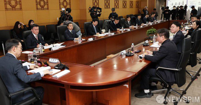 [서울=뉴스핌] 양윤모 기자 =  5일 오전 서울 강남구 논현동 서울세관에서 이명구 관세청장과 이종욱 차장이 참석한 가운데 '마약밀수 특별대책 추진단 회의'가 개최되고 있다.  관세청은 올해 1∼10월까지 국경단계서 적발된 마약 규모는 2천913㎏으로, 지난해 같은 기간의 4배로 급증하며 역대 최대치를 기록했으며,경로별로 항공 여행자가 1년 전보다 2배 넘은 505건으로 가장 많았다고 발표했다. 2025.12.05  yym58@newspim.com