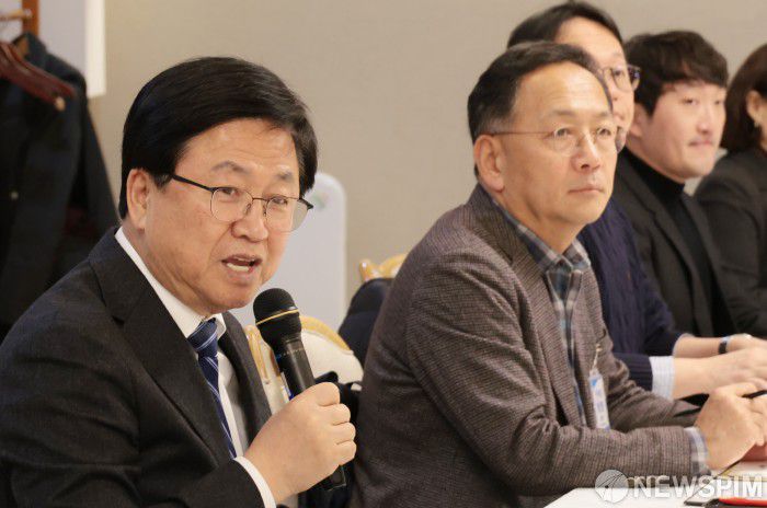 [서울=뉴스핌] 이길동 기자 = 최교진 교육부 장관이 5일 서울 종로구 정부서울청사에서 열린 제2차 민주시민교육 자문단 회의를 주재하며 모두 발언을 하고  있다. 2025.12.05 gdlee@newspim.com