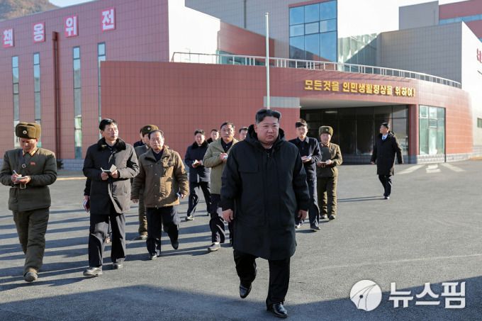 [서울=뉴스핌] 이영종 통일전문기자 = 김정은 북한 국무위원장이 3일 평남 북창군과 운산‧신양군의 지방공업 공장을 방문했다고 노동신문이 4일 전했다. [사진=노동신문] 2025.12.05 yjlee@newspim.com