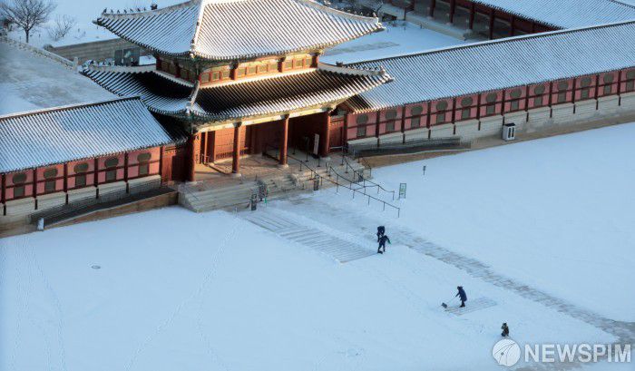 [서울=뉴스핌] 이길동 기자 =5일 오전 서울 종로구 경복궁에서 관계자들이  어젯밤 내린 눈을 치우고 있다.2025.12.05 gdlee@newspim.com