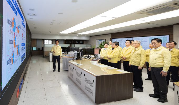 김성환 기후에너지환경부 장관(오른쪽 네번째)이 5일 오후 서울 영등포구에 위치한 한국전력공사 남서울본부에서 '전력수급 대책회의'를 개최한 이후 계통운영센터를 방문해 전력수급 비상대응체계를 점검하고 있다. [사진=기후에너지환경부] 2025.12.05 dream@newspim.com