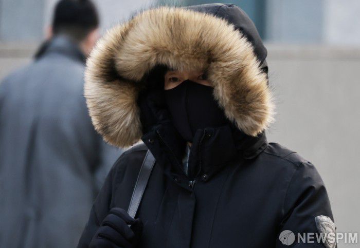 [서울=뉴스핌] 양윤모 기자 = 서울의 체감온도가 영하 12도까지 내려가며 한파특보가 발효된 3일 오전 서울 종로구 세종대로사거리에서 시민들이 칼바람을 맞으며 출근을 하고 있다. 2025.12.03  yym58@newspim.com