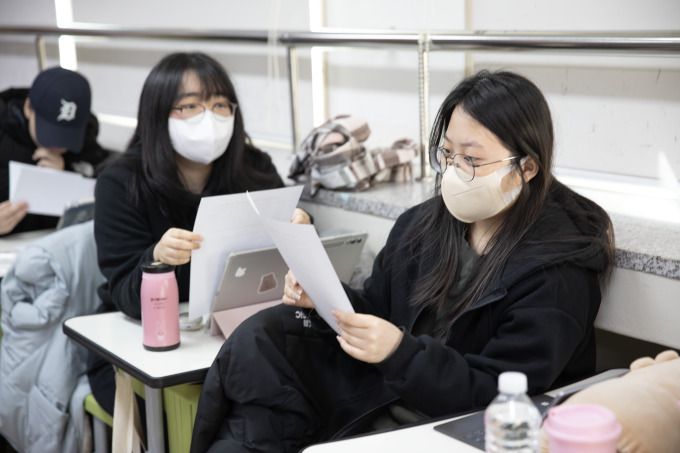 2026학년도 대학수학능력시험 성적표 배부일인 5일 청주 일신여고 3학년 교실에서 한 수험생이 수능 성적표를 확인하고 있다.[사진 =충북교육청] 2025.12.05 baek3413@newspim.com