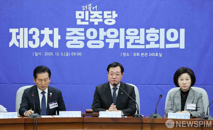 [서울=뉴스핌] 윤창빈 기자 = 민홍철 더불어민주당 중앙위원회 의장이 5일 서울 여의도 국회에서 열린 제3차 중앙위원회의에서 모두발언을 하고 있다. 2025.12.05 pangbin@newspim.com