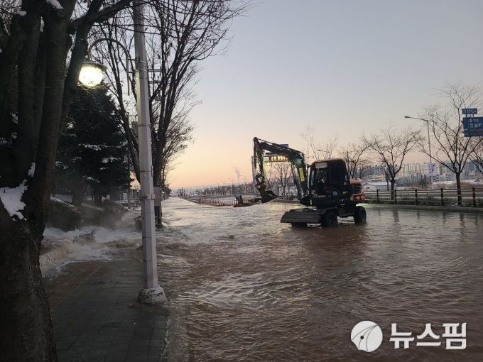 5일 오전 수원특례시 권선구 일대에서 상수도관이 파열돼 도로가 물에 잠기는 사고가 발생했다. [사진=경기도소방재난본부]