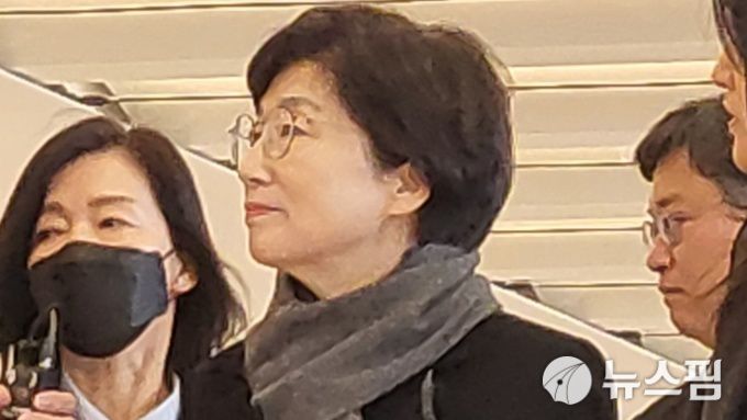 [서울=뉴스핌] 김영은 기자 = 김기현 국민의힘 의원 배우자 이모 씨가 5일 김건희 특검 사무실에 출석하고 있다. 2025.12.05 yek105@newspim.com