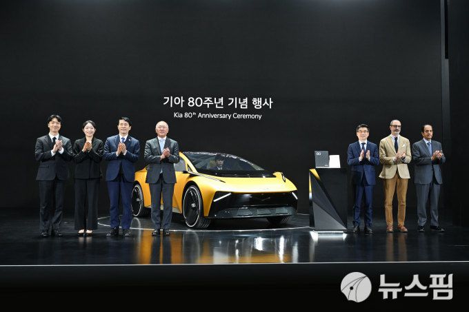 기아 홍철민 매니저, 기아 김가민 엔지니어, 이학영 국회부의장, 현대자동차그룹 정의선 회장, 기아 송호성 사장, 기아 글로벌 디자인 담당 카림 하비브(Karim Habib) 부사장, 기아 카타르 대리점 회장 압둘아지즈 모하메드 알 아띠아(Abdulaziz Mohamed Al-Attiyah)가 기념 촬영을 하는 모습 [사진=기아]