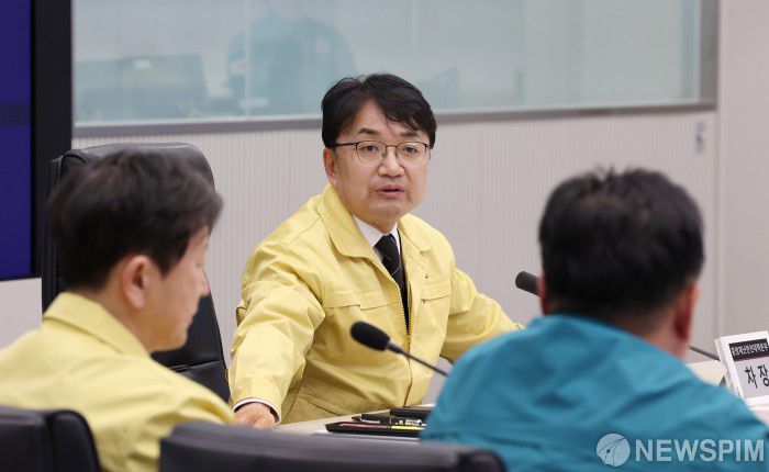 [서울=뉴스핌] 김광용 중앙재난안전대책본부 차장이 5일 서울 종로구 정부세종청사 중앙재난안전상황실에서 ’12.4.~5. 대설 대처 중앙재난안전대책본부 2차 회의’를 주재하고 있다. [사진=행정안전부] 2025.12.05 photo@newspim.com