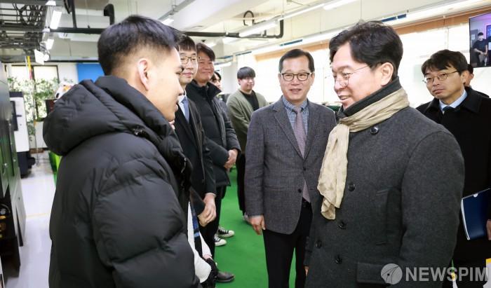 [서울=뉴스핌] 김영훈 고용노동부 장관이 5일 경기 안양시 소재 대림대학교에서 외국인 유학생 직업능력 개발 훈련 현장을 참관 후 학생들과 대화를 나누고 있다. [사진=고용노동부] 2025.12.05 photo@newspim.com