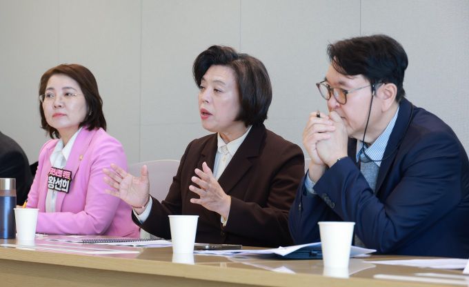 신계용 과천시장(사진 가운데)이 발언하고 있다. [사진=과천시]