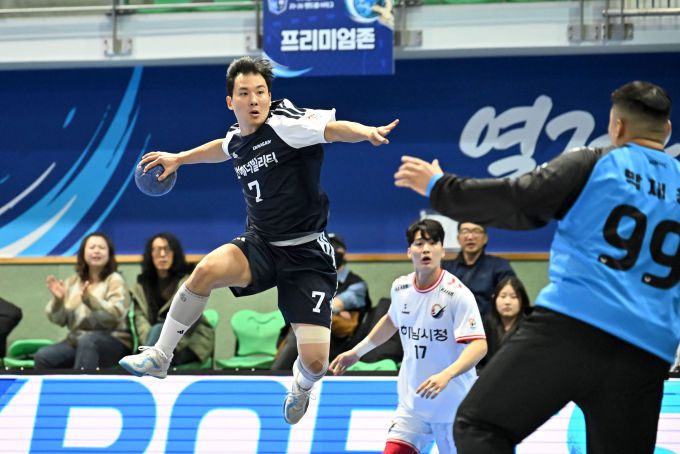 [서울=뉴스핌] 장환수 스포츠전문기자= 두산 이한솔이 지난달 30일 하남시청과 경기에서 슛을 던지고 있다. 이한솔은 지난 시즌 챔피언결정전 MVP를 차지했다. [사진=한국핸드볼연맹] 2025.12.05 zangpabo@newspim.com