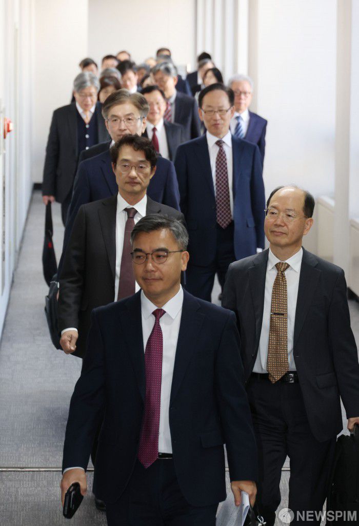 [서울=뉴스핌] 최지환 기자 = 5일 오후 서울 서초구 대법원에서 열린 전국법원장회의에 법원장들이 입장하고 있다. 2025.12.05 choipix16@newspim.com