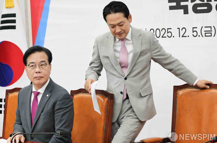 [서울=뉴스핌] 윤창빈 기자 = 장동혁 국민의힘 대표, 송언석 원내대표가 5일 서울 여의도 국회에서 열린 '혼용무도' 이재명정권 6개월 국정평가 회의에 참석하고 있다. 2025.12.05 pangbin@newspim.com